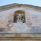 ...all�interno del quale, in una nicchia, � posta la statua di San Michele 
